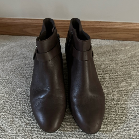 Clarks Womens Ankle Boots Size 8.5M Brown Leather Side Zip Soft Cushion - Picture 1 of 9